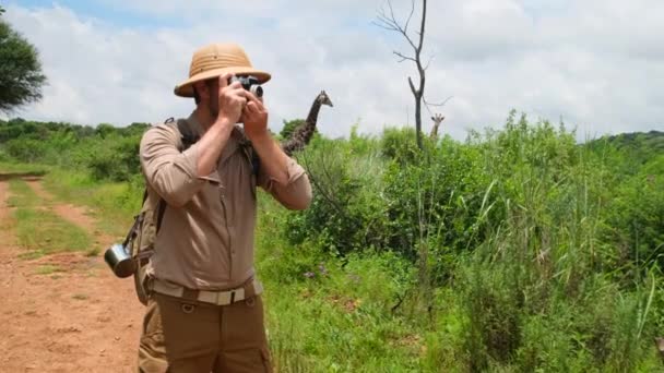 Een Man Reiziger Safari Stijl Neemt Een Foto Van Een — Stockvideo