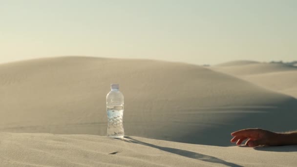 Thirsty Man Desert Reaches Bottle Water Thirsty Businessman Standing Red — Vídeo de stock