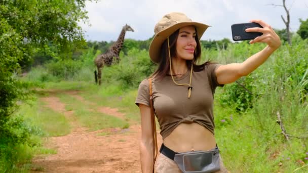 Happy Zoology Student Girl Taking Selfie Photo Smartphone While Giraffe — Vídeo de Stock