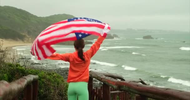 Den Nezávislosti Silueta Ženy Drží Rukou Americkou Vlajku Vztyčenou Nad — Stock video