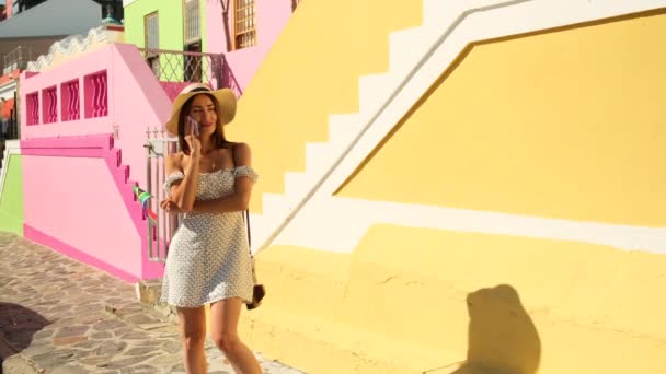 Tanned Brunette Woman Smiles Sincerely Street Cafe Dress Trendy Woman — Vídeos de Stock