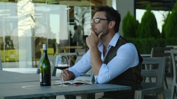 Sommeliers Male Hold Glass Red Wine Tasting Degustation Card Man — Stok video