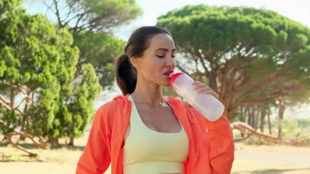 Beautiful Girl Drinking Water Fitness Athlete Young American Woman Listening — Vídeo de Stock