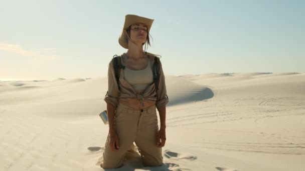 Girl Traveler Kneels Sand Desert Dies Thirst Concept Desert Thirst — 图库视频影像