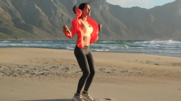 Sporty Woman Skipping Rope Stylish Athletic Woman Goes Sports Wild — Stockvideo