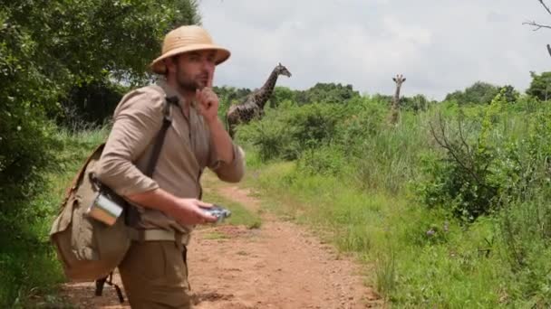 Male Traveler Takes Photo Film Camera Giraffe Savannah Giraffe Savannah — ストック動画