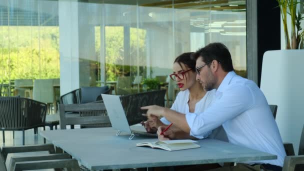 American Female Worker Sits Work Computer Talking Discussing Male Businessman — Vídeos de Stock