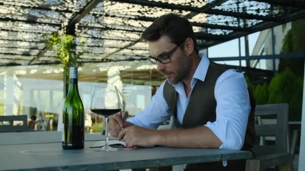 Sommeliers Male Hold Glass Red Wine Tasting Degustation Card Man — Stock videók