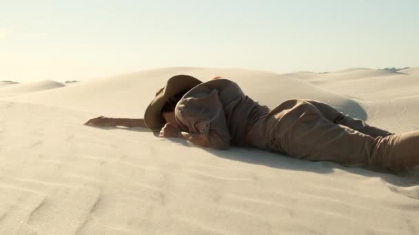 Exhausted Woman Desert Apathy Fatigue Exhaustion Mental Disorders Concept Mental — Vídeo de Stock