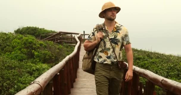 Traveler Man Safari Hat Travels Alone South America Amazon Handsome — ストック動画