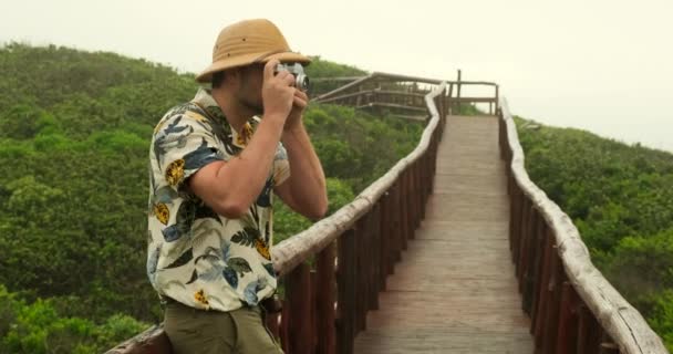 Traveler Man Safari Hat Travels Alone South America Amazon Handsome — Vídeo de Stock