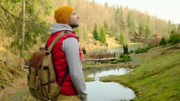 Traveler Sits Stone Climbing Mountains Resting Mountain River Waterfall River — Vídeo de Stock