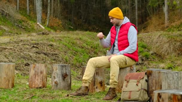 Man Resting Stumps Mountains Concept Lunch Break Hiking Trekking Active — Stockvideo
