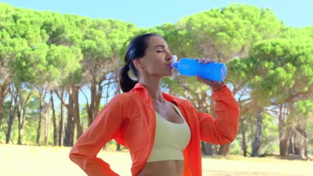 Жінка Бризкає Поливає Прісною Водою Пляшки Жінка Пляшку Води Блакитному — стокове відео