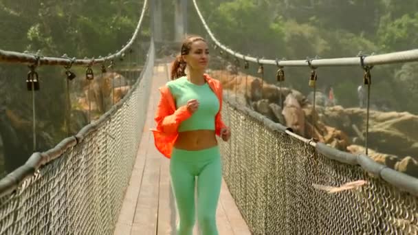 Καλημέρα Αθληταρά Χαρούμενο Κορίτσι Τρέχει Στο Πάρκο Υγιεινό Τρόπο Ζωής — Αρχείο Βίντεο