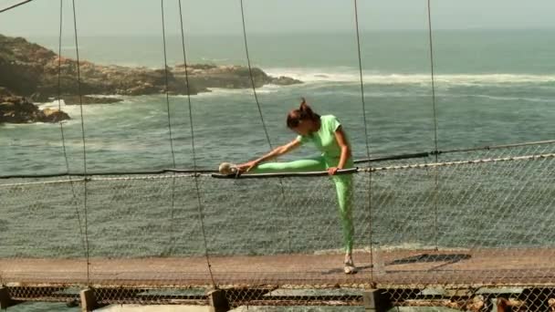 Sportswoman Stretching Seaside Workout Sporty Woman Stretching Exercise Warming Running — 图库视频影像