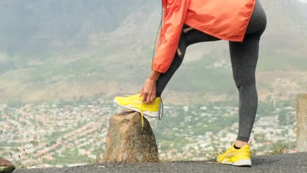 Άσκηση Και Αθλητισμός Τρέξιμο Παπούτσια Δρομέας Γυναίκα Δένοντας Κορδόνια Ετοιμάζεται — Αρχείο Βίντεο