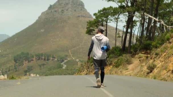 Sporty Man Shorts Sports Leggings Walks Road Park High Mountains — Stock video