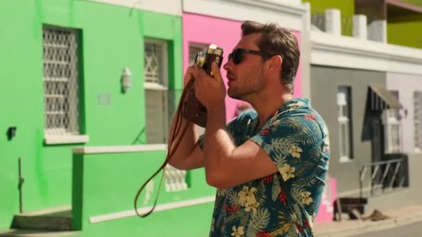 Young Man Photographer Takes Photographs Camera City Travel Vacations Professional — Stockvideo