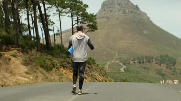 Sporty Man Shorts Sports Leggings Walks Road Park High Mountains — Stockvideo