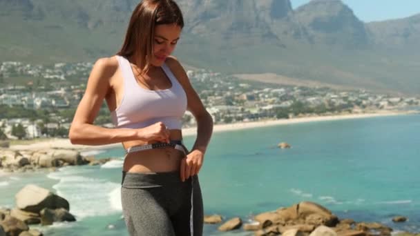 Sports Woman Beach Measures Her Leg Centimeter Training Controls Weight — Vídeo de stock