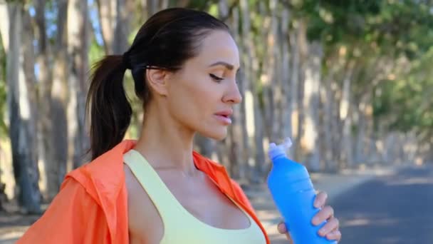 Красивая Женщина Освежает Питьевую Воду Самка Держит Спортивную Бутылку Водой — стоковое видео