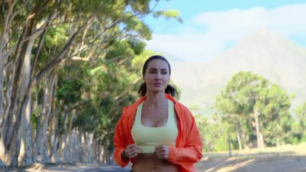 Biegaczka Biegająca Słonecznym Jasnym Świetle Kobiecy Trening Modelu Fitness Zewnątrz — Wideo stockowe