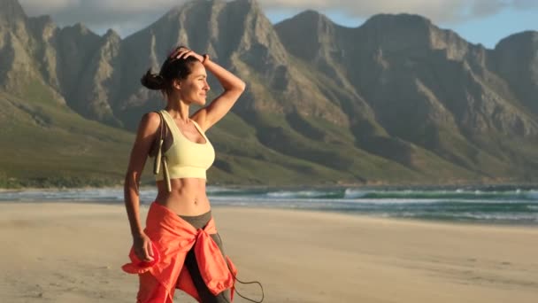 Atletische Spier Vrouw Loopt Het Strand Mooie Tienersport Vrouw Doet — Stockvideo