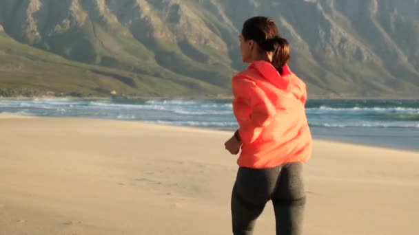 Corredor Correndo Sob Luz Brilhante Ensolarado Treino Fitness Feminino Fora — Vídeo de Stock