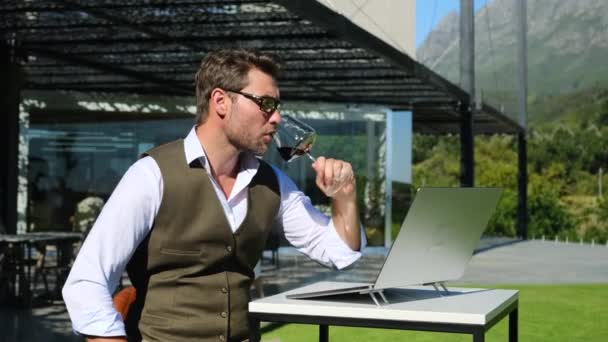 Uomo Sicuro Camicia Con Bicchiere Vino Computer Vacanza Gli Uomini — Video Stock