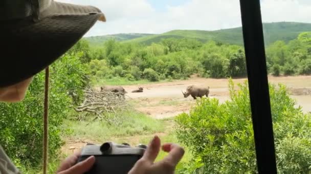 Chica Viajero Safari Viendo Rinocerontes Animal Salvaje Desde Coche Madre — Vídeos de Stock