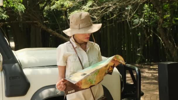 Turystyka Młoda Kobieta Podróżnik Plecakiem Sprawdza Mapę Aby Znaleźć Wskazówki — Wideo stockowe