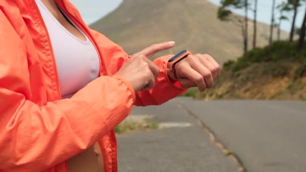 Correndo Feminino Com Telefone Celular Conectado Relógio Inteligente Mulher Usando — Vídeo de Stock