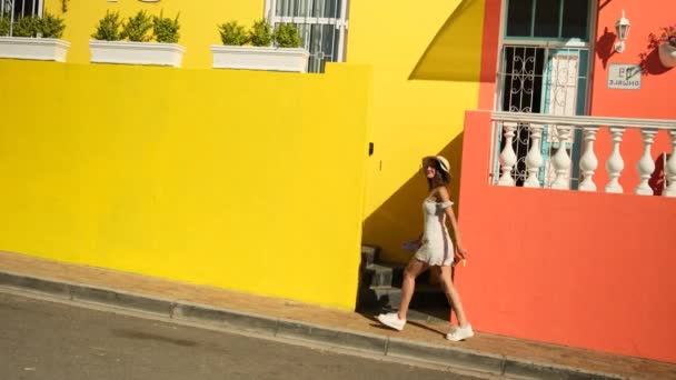 Vrouw Witte Jurk Dansend Straat Vreugdevol Afrikaans Meisje Zomerjurk Die — Stockvideo