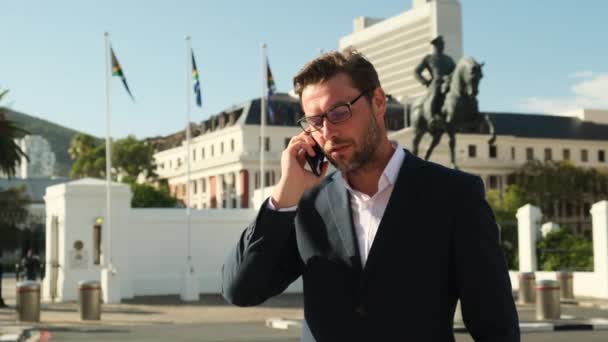 Úspěšný Evropan Obleku Bílým Límcem Mluví Telefonu Obchodní Společností Jižní — Stock video