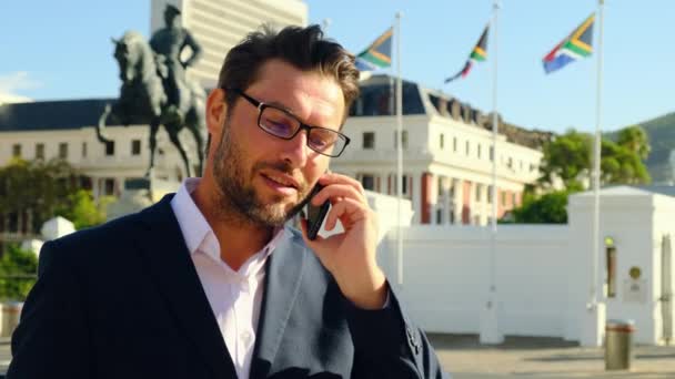 Hombre Europeo Exitoso Traje Negocios Con Cuello Blanco Habla Por — Vídeo de stock