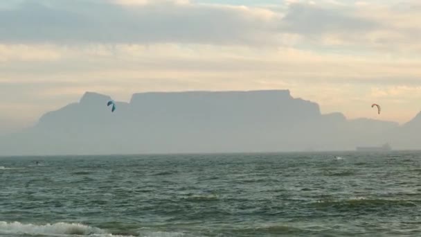 Landskap Med Strand Och Bordsberg Vid Soluppgången Professionell Windsurfer Segling — Stockvideo