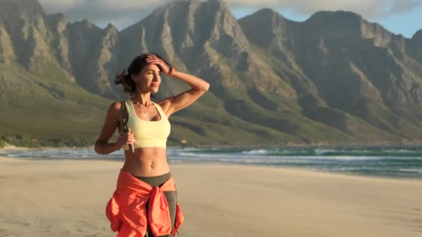Wysportowana Kobieta Biegająca Plaży Piękna Nastolatka Uprawiająca Sport Ćwicząca Rozciąganie — Wideo stockowe