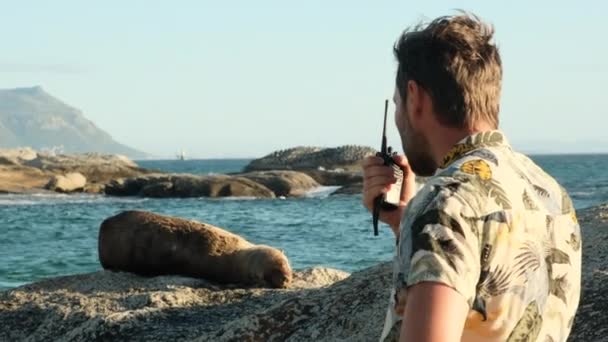 Sauveteur Zoo Mâle Trouvé Phoque Blessé Appelle Aide Médicale Voyageur — Video