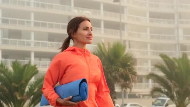 Donna Cammina Con Tappetino Yoga Lungo Passeggiata Miami Forma Sportiva — Video Stock
