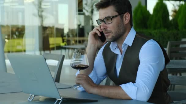 Hombre Mediana Edad Hablando Teléfono Inteligente Beber Vino Hombre Guapo — Vídeo de stock