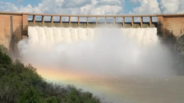 Centrale Hydroélectrique Une Grande Centrale Hydroélectrique Énorme Ruisseau Eau Tombe — Video