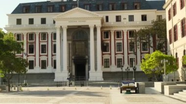 CAPE TOWN, Güney Afrika - Ocak 04, 2022: Cape Town 'daki Güney Afrika Parlamentosu' nun 2 Ocak 2022 'de çıkan yangından sonra yanıp kül olan Ulusal Meclis Binası