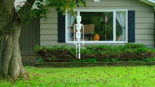 Halloween Skelett Zeigt Nach Unten Einem Baum Vor Dem Haus — Stockvideo