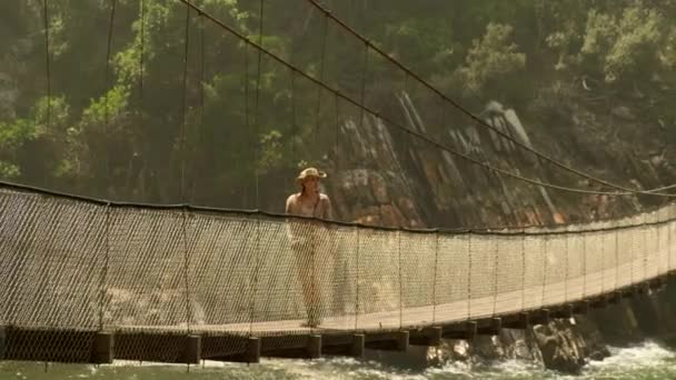 Uma Mulher Viajante Caminha Longo Uma Ponte Madeira Cordas Sobre — Vídeo de Stock