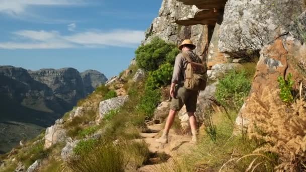 Feliz Excursionista Ganando Alcanzar Meta Vida Éxito Libertad Felicidad Logro — Vídeos de Stock