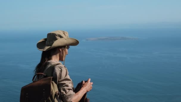 Robben Island Kapské Město Jihoafrická Republika Dívka Turista Klobouku Stojí — Stock video