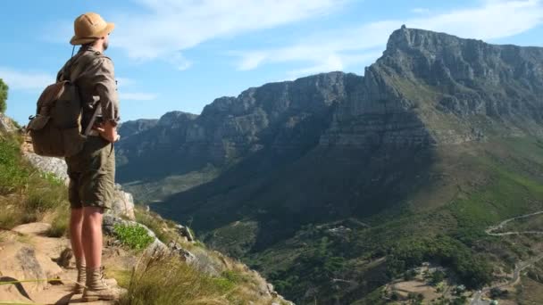 Viajero Masculino Ropa Safari Sube Alto Cima Montaña Con Zapatos — Vídeos de Stock