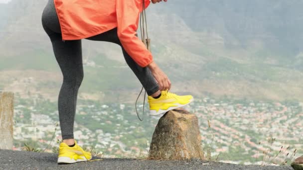 Läuferin Schnürt Ihre Schuhe Und Bereitet Sich Auf Einen Lauf — Stockvideo