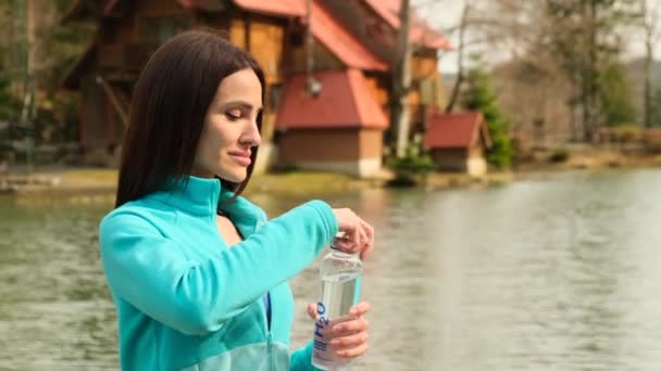 Mujer Muy Bien Cuerpo Atlético Beber Agua Después Entrenamiento Sensación — Vídeos de Stock